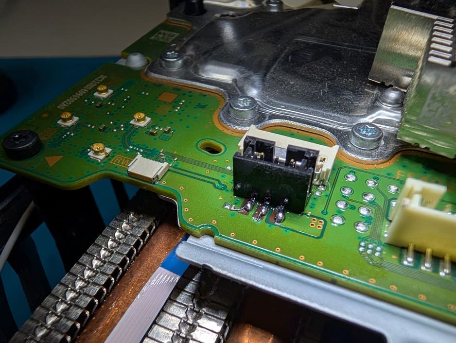 Curățare de praf PlayStation 5: Mufa ventilator rupta